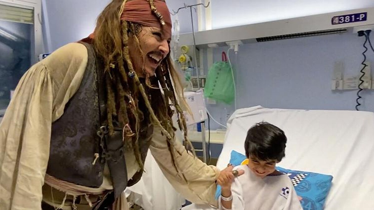 Johnny Depp'ten Çocuklara Neşe Dolu Ziyaret: Kaptan Jack Sparrow Kostümüyle Hastanede