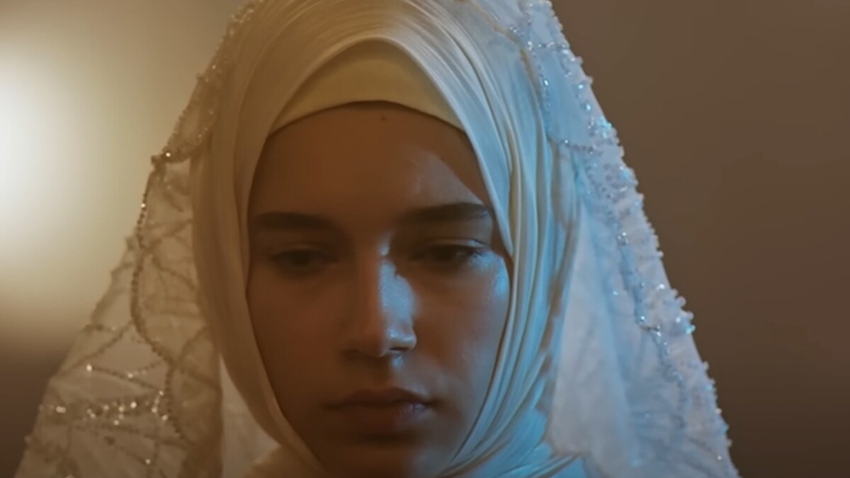 Kızıl Goncalar dizisi fragmanı tartışmalara yol açtı: Zeynep’in evlilik teklifi dikkat çekti!