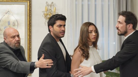 Kızılcık Şerbeti’ndeki çekim hatası sosyal medyada gündem oldu, izleyiciler gülerek tepki verdi!