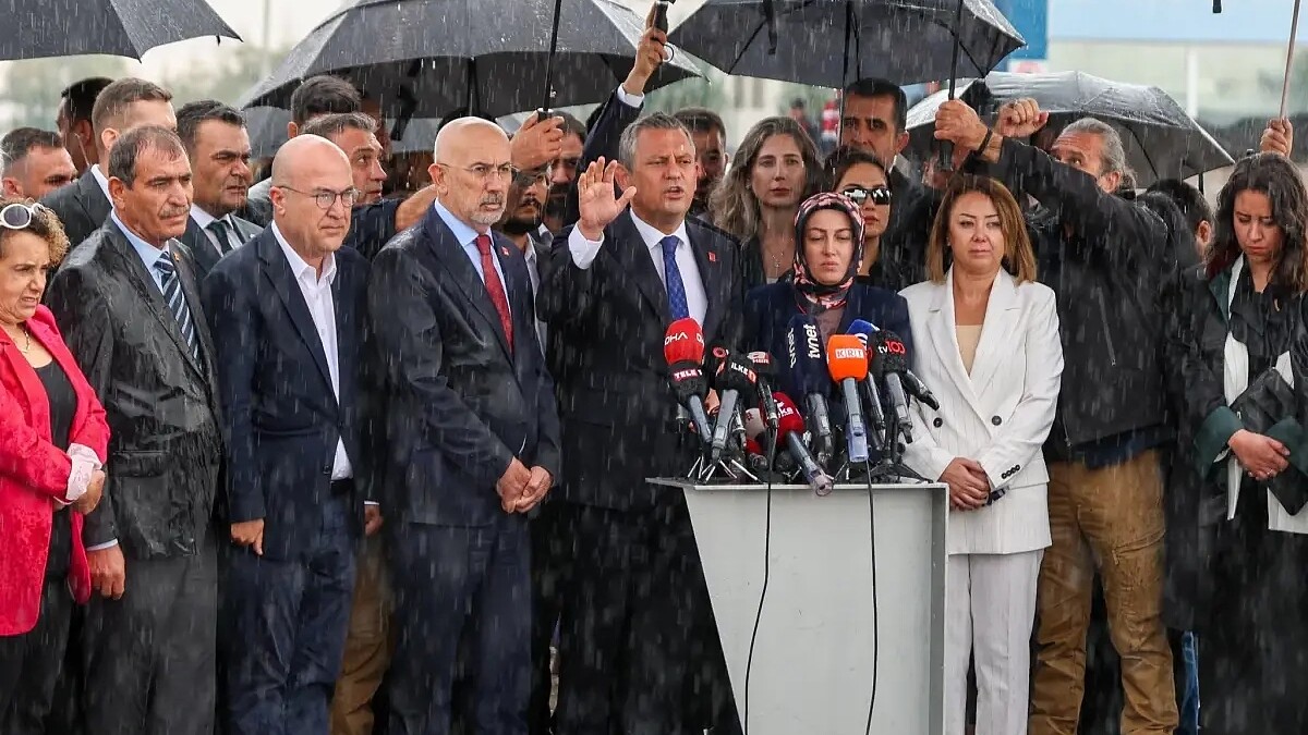 Mahkeme Hızla Karar Veriyor, Esas Failler Yargı Önüne Çıkmıyor – Özgür Özel Açıklamada Bulundu