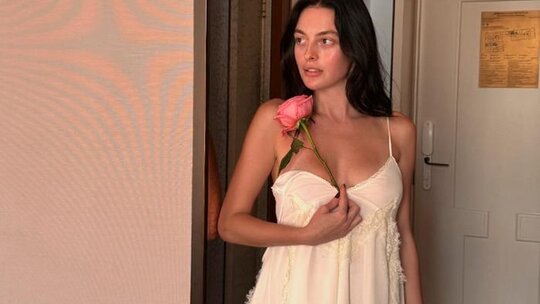 Melis Sezen Venedik Film Festivali'nde derin dekolteyle dikkat çekti!