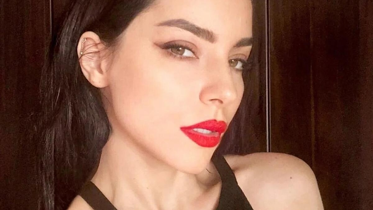 Merve Boluğur, mekanın ikramından rahatsız olup arkadaşının yanından ayrıldı!