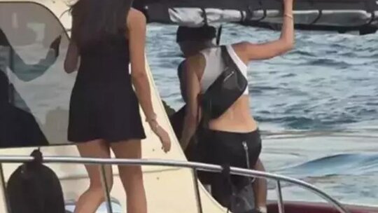 Serenay Sarıkaya'nın Tekne Görüntüleri Tepki Çekti, Menajeri Silinmesini Talep Etti