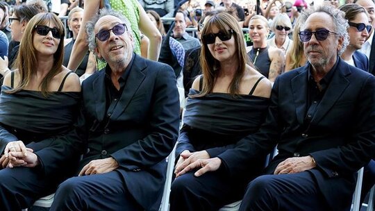 Tim Burton ve Monica Bellucci, Venedik Film Festivali'nde kırmızı halıda birlikte parladı