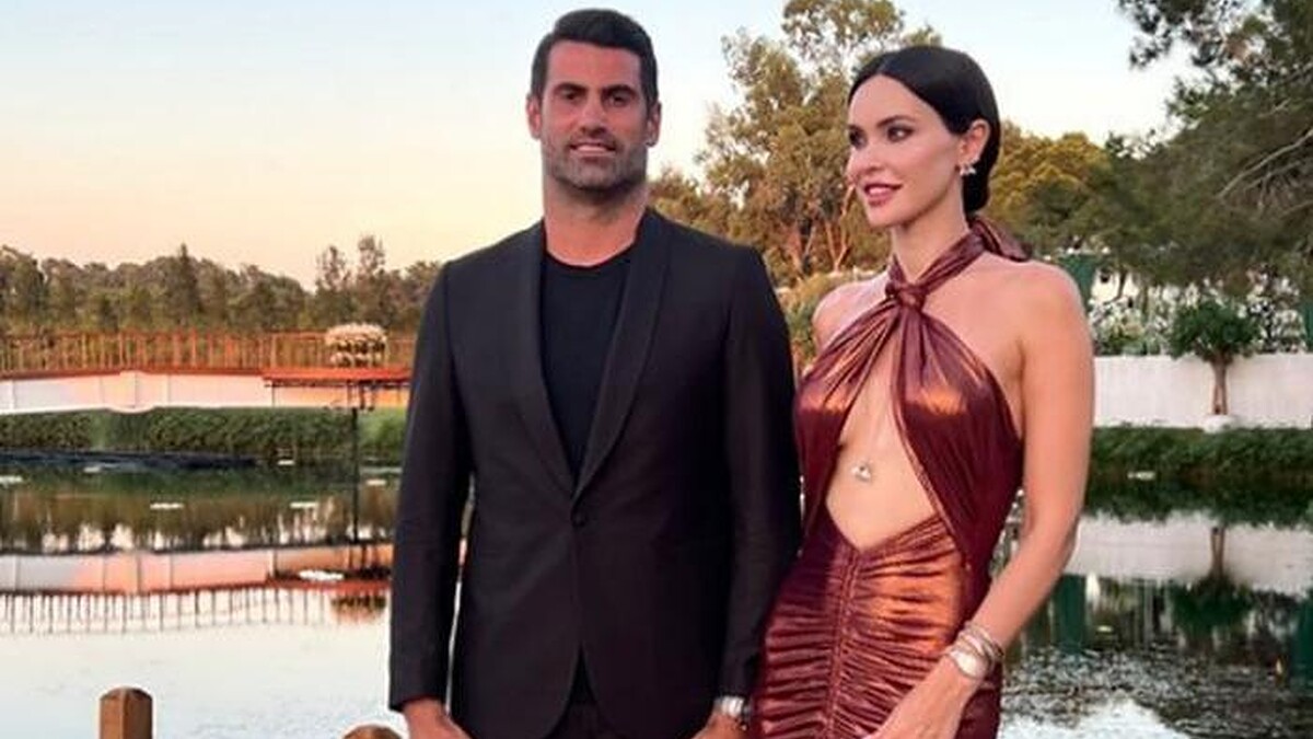 Volkan Demirel’in eşi Zeynep Sever paylaştı! Evlilik yıl dönümlerinde Galatasaray-Fenerbahçe derbisine götürülünce…