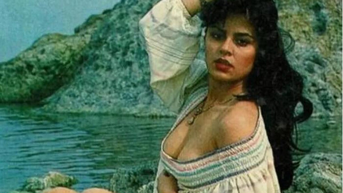 Yeşilçam’ın efsane ismi Serpil Çakmaklı kızının doğum gününü kutlayarak gözleri üzerine topladı