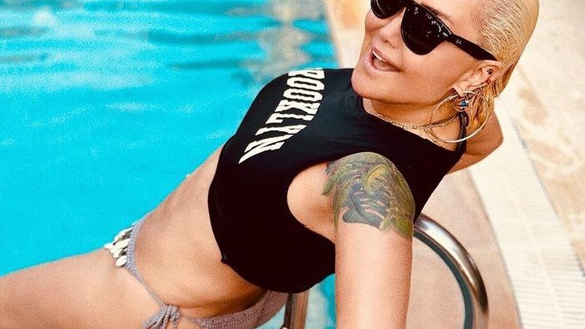 Yonca Evcimik’in 61 Yaş Pozu Sosyal Medyada Şaşkınlık Yarattı: Genç Görünümüyle Büyüledi!