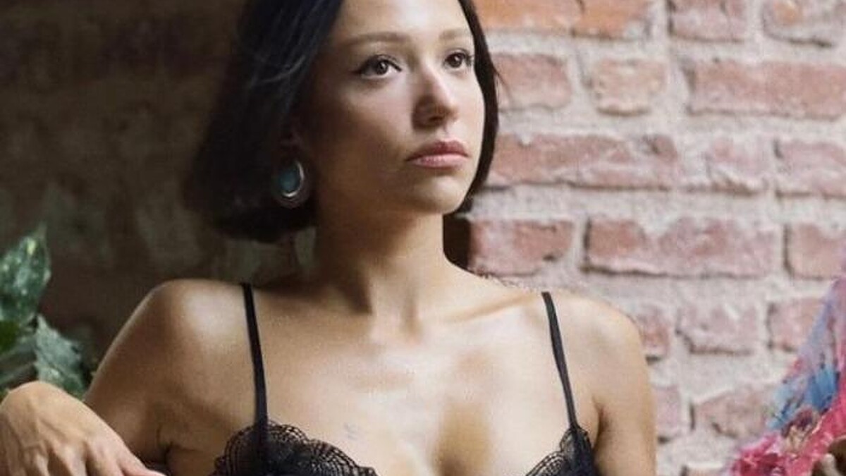 Zeynep Bastık’ın Leopar Elbisesi ile Tuvaletteki Pozları Sosyal Medyada Gündem Oldu