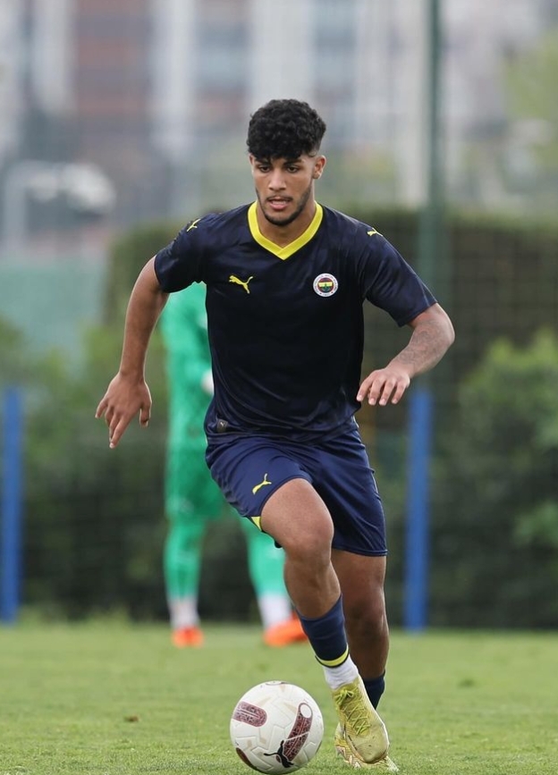 Futbolcudan Şok Davranış: Teknik Direktöre Yumruk Atan Yiğit Epözdemir Kırmızı Kart Gördü
