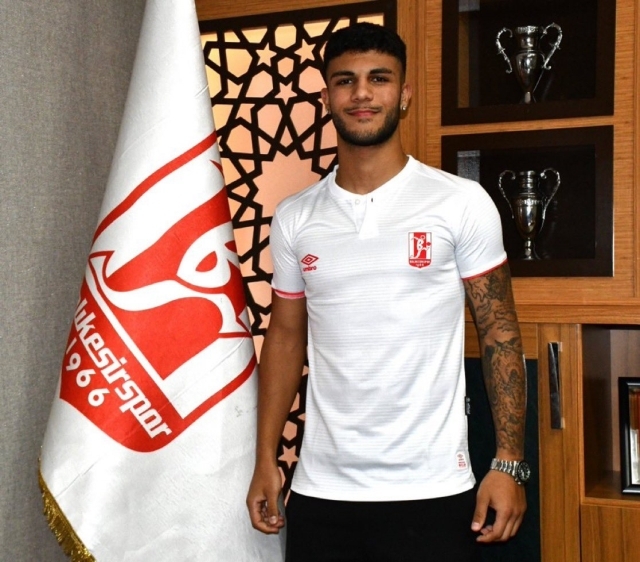 Futbolcudan Şok Davranış: Teknik Direktöre Yumruk Atan Yiğit Epözdemir Kırmızı Kart Gördü