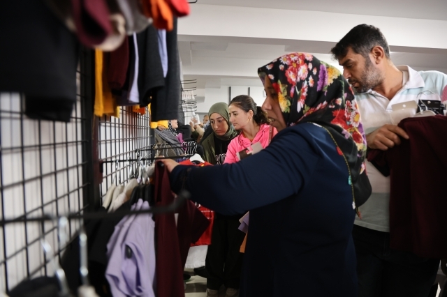 İndirimli Ürünler İçin Kahramanmaraş'ta İzdiham ve Yerlerde Yuvarlanma Olayı