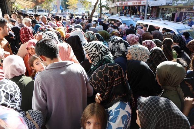 İndirimli Ürünler İçin Kahramanmaraş'ta İzdiham ve Yerlerde Yuvarlanma Olayı