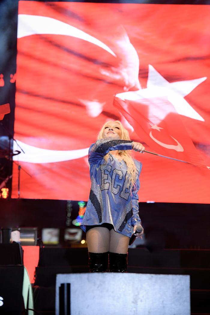 Ece Seçkin'in 29 Ekim Cumhuriyet Bayramı'ndaki etkileyici performansı ve kıyafeti büyük beğeni topladı