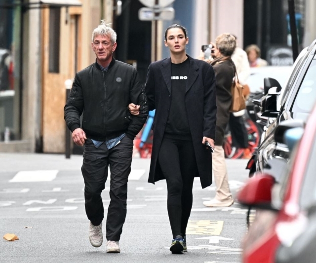 Sean Penn, Paris'te 30 yaşındaki sevgilisi Valeria Nicov ile objektife yakalandı