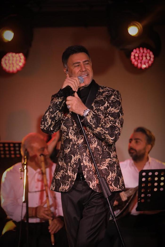İzzet Yıldızhan'ın konserinde lazer cihazı sırtında yanık oluşturdu, soğukkanlılığını korudu!