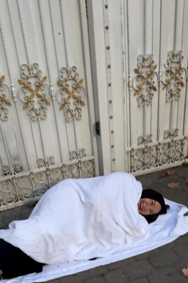 Yalı Çapkını Ekiplerine Kazakistan'dan Gelen Hayran Şoku: Kapılara Tırmandı!