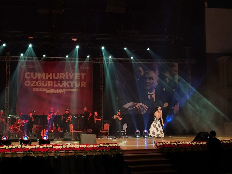 Cumhuriyet Bayramı'nda Kim Kaç Para Kazandı? Sanatçılara Ödenen Ücret! Atena Başı Çekiyor...