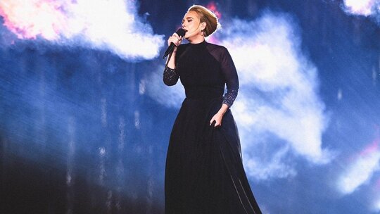 Adele, kulak enfeksiyonu nedeniyle kısmen işitme engelli olduğunu açıkladı