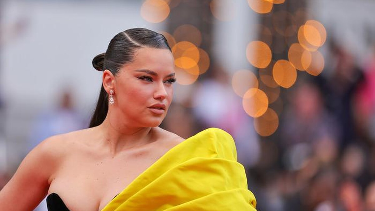 Adriana Lima Özlemi Giderdi! Yıllar Sonra Victoria's Secret Podyumuna Geri Döndü