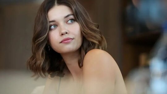 Afra Saraçoğlu'nun "hayatımın elbisesi" dediği kombin sosyal medyada eleştiri yağmuruna tutuldu