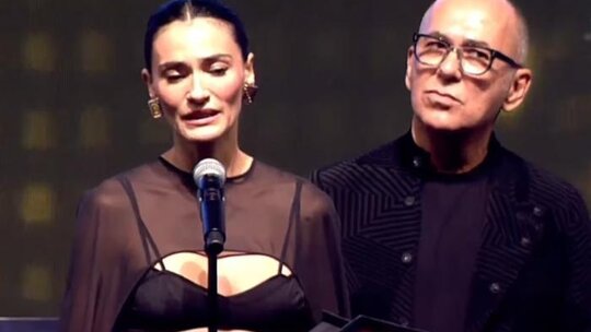 "Altın Portakal Festivali'nde Saadet Işıl Aksoy Kadın Cinayetlerine Karşı Duyarlılık Çağrısı Yaptı"