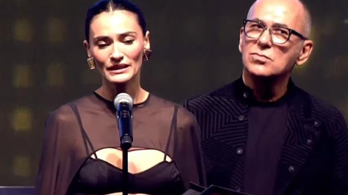 "Altın Portakal Festivali'nde Saadet Işıl Aksoy Kadın Cinayetlerine Karşı Duyarlılık Çağrısı Yaptı"