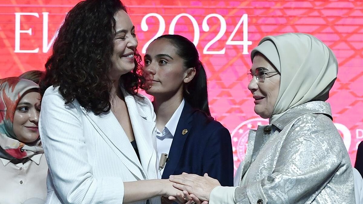 Azra Akın: Sezaryen Oranları İçin Bilinçlendirme Çağrısı ve Doğum Hakkına Vurgu Yaptı