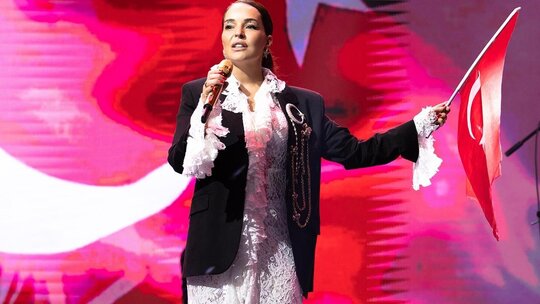 Bengü, ay-yıldızlı broşuyla Cumhuriyet Bayramı'nda 60 bin hayranına unutulmaz bir gece yaşattı!