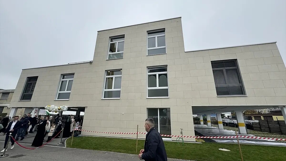Bern'de Darul Erkam Cami'nin Yeni Binası Törenle Hizmete Açıldı