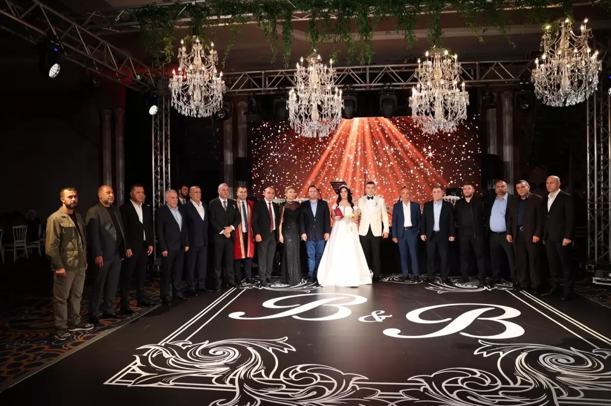 Beylikdüzü'nde 5 Milyon TL Takı ile Göz Dolduran Düğün, Ünlülerle Dolu Bir Geceyi Ağırladı