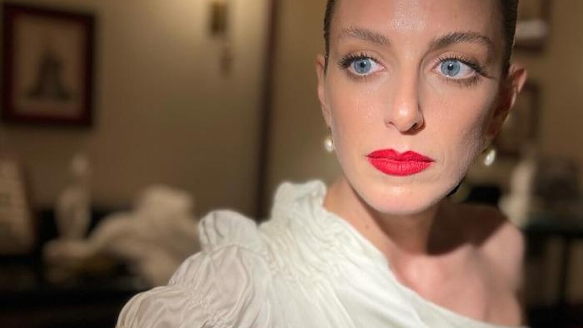 Bige Önal, cesur siyah kıyafetiyle Erşan Kuneri lansmanında dikkatleri üzerine çekti