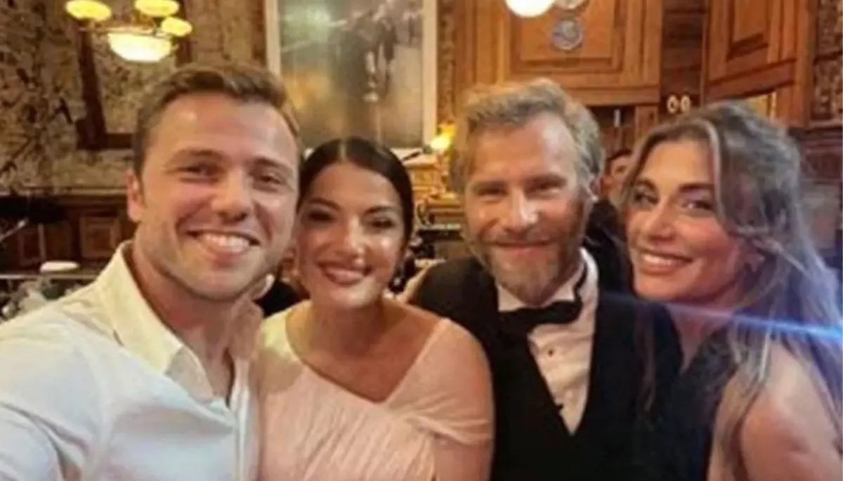 Çiçeği Burnunda Damat Özgür Çevik ve Tolga Sarıtaş'tan Düğün Gecesi Şarkı Performansı
