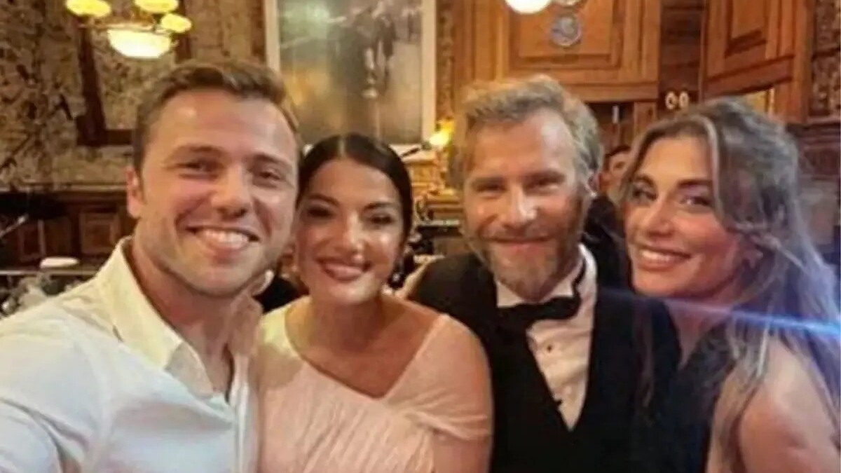 Çiçeği Burnunda Damat Özgür Çevik ve Tolga Sarıtaş'tan Düğün Gecesi Şarkı Performansı