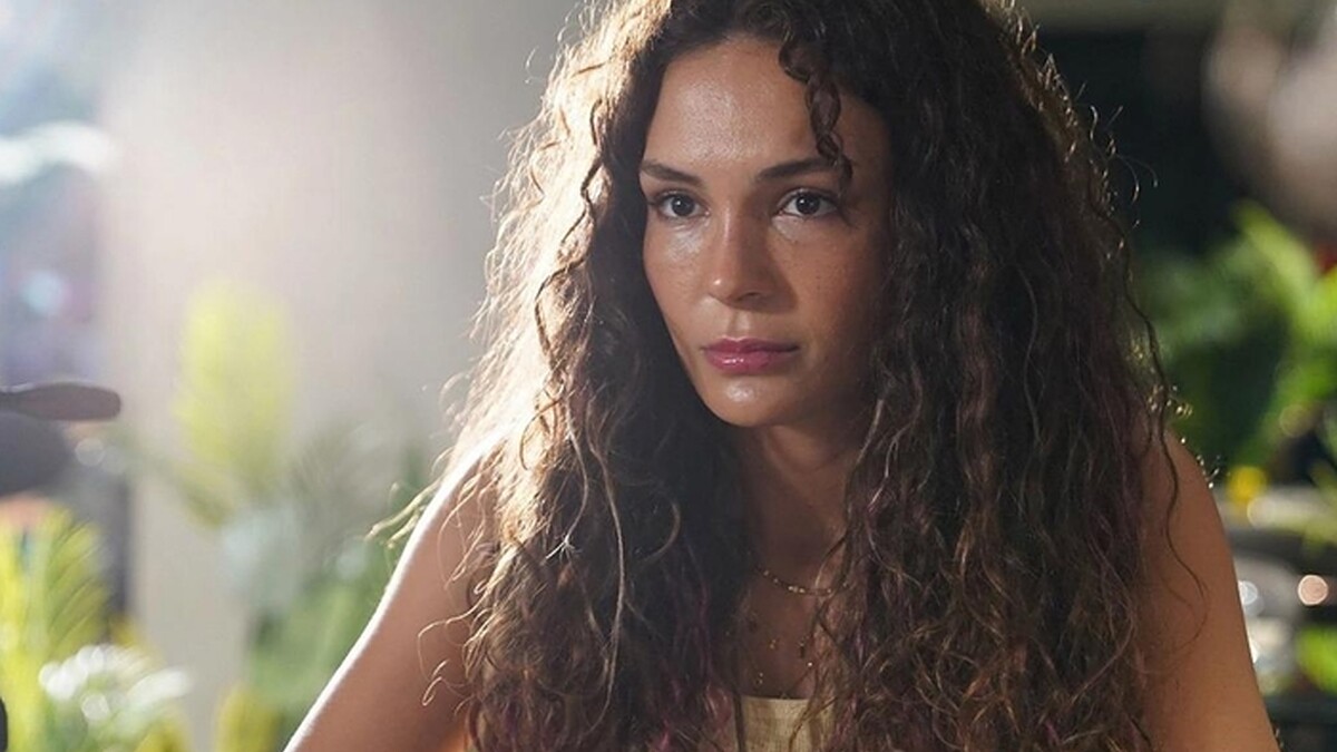 Ebru Şahin, Gizli Bahçe dizisinde yoksul anne Nazlı karakteri ile ekranlara dönüyor!