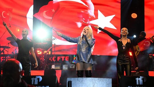 Ece Seçkin'in 29 Ekim Cumhuriyet Bayramı'ndaki etkileyici performansı ve kıyafeti büyük beğeni topladı