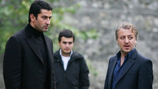 Ezel dizisindeki Ömer karakterine Kenan İmirzalıoğlu'nun geç kalma süreci anlatıldı