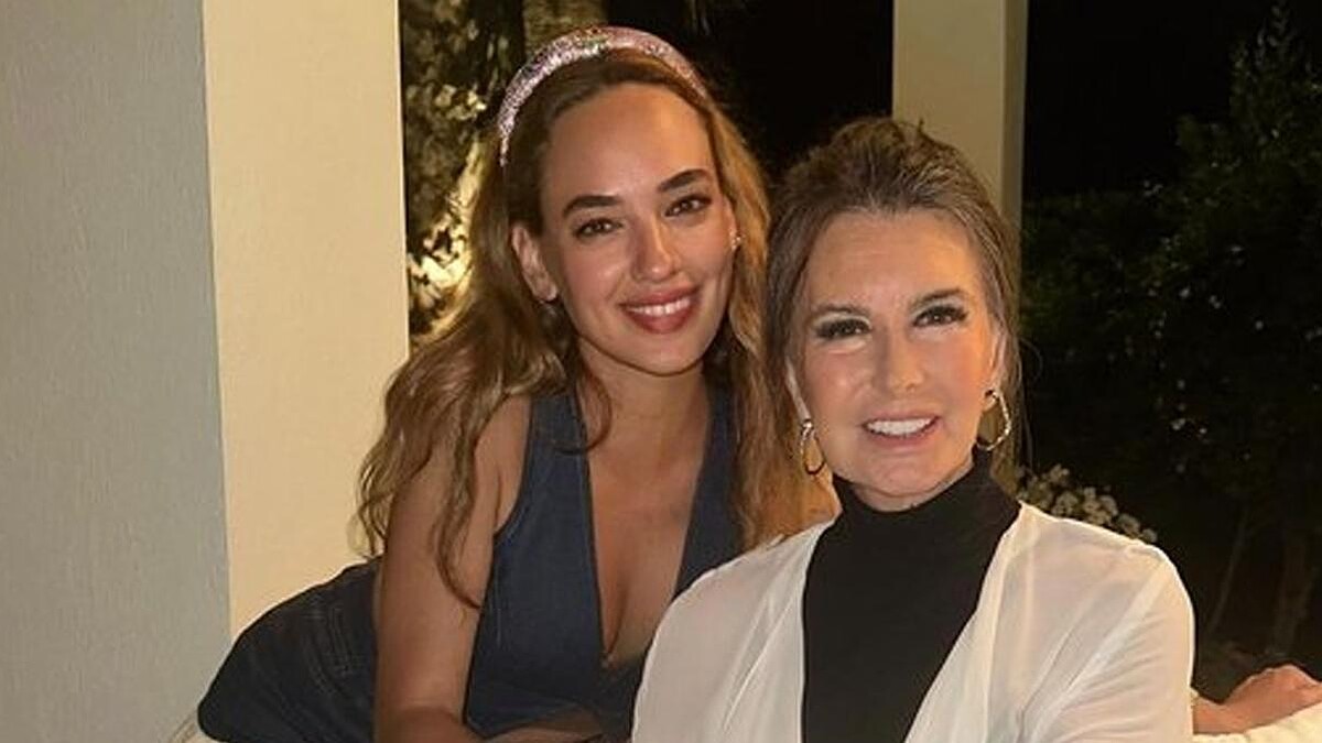 Filiz Akın Hastaneden Taburcu Oldu, Hayranlarına "Herkese Merhaba" Dedi