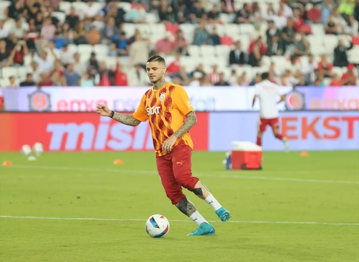 Galatasaray Antalyaspor'la Süper Lig'de Karşılaştı: İlk 11'de Tek Değişiklik Yapıldı