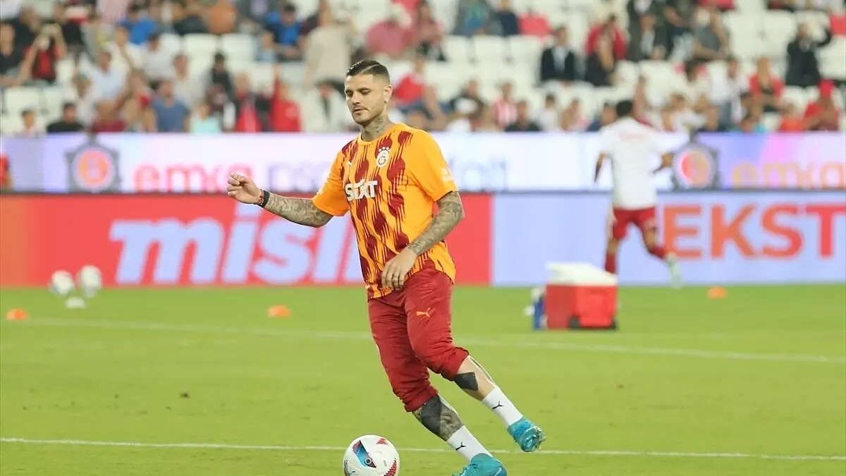 Galatasaray Antalyaspor'la Süper Lig'de Karşılaştı: İlk 11'de Tek Değişiklik Yapıldı