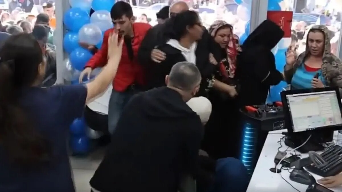 İndirimli Ürünler İçin Kahramanmaraş'ta İzdiham ve Yerlerde Yuvarlanma Olayı