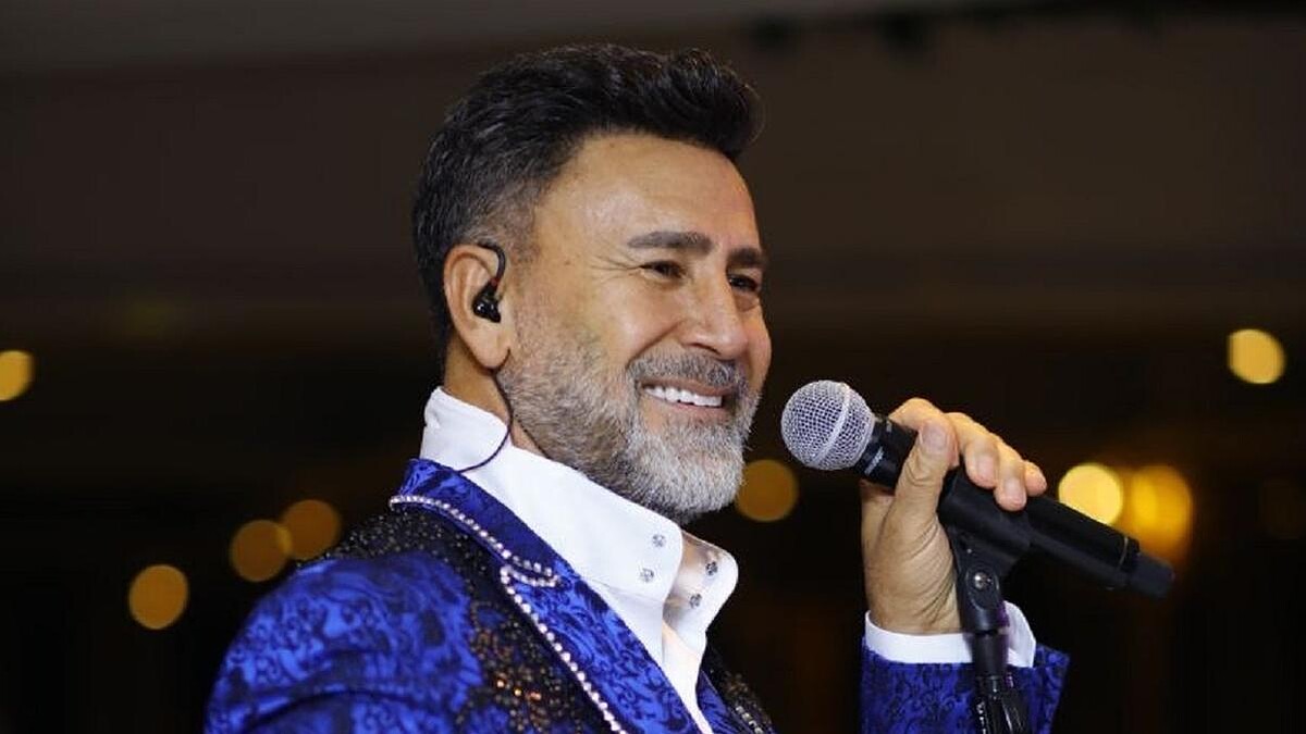 İzzet Yıldızhan'ın konserinde lazer cihazı sırtında yanık oluşturdu, soğukkanlılığını korudu!