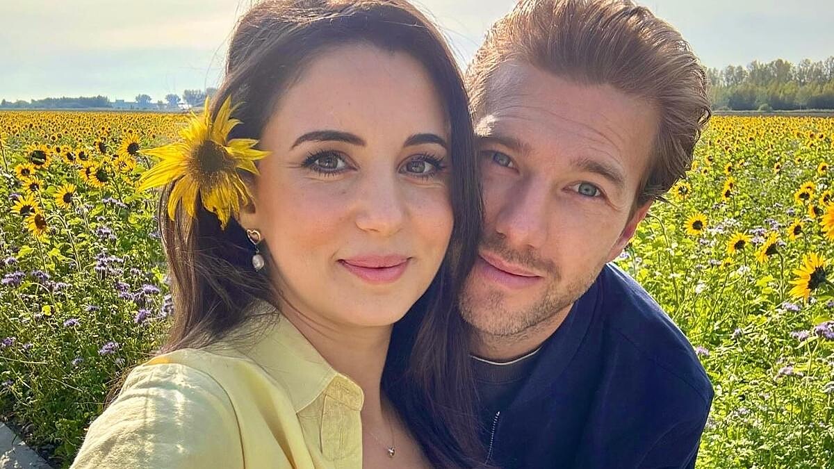 Karsu'dan Sevinç Dolu Paylaşım: Anne Olacaklarını Duyurdu!