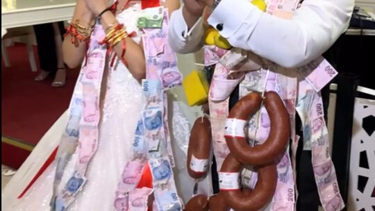 Kokoreç Ustasının Düğününde Sucuk ve Limonla Sürpriz Takı Töreni Gerçekleşti