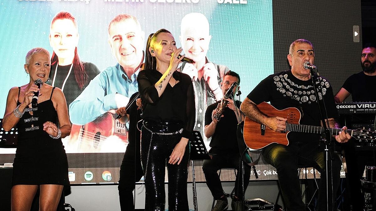 Metin Özülkü, Jale ve Sibel Alaş ile "Şimdi 90'lar" konserinde nostaljik anlar yaşattı