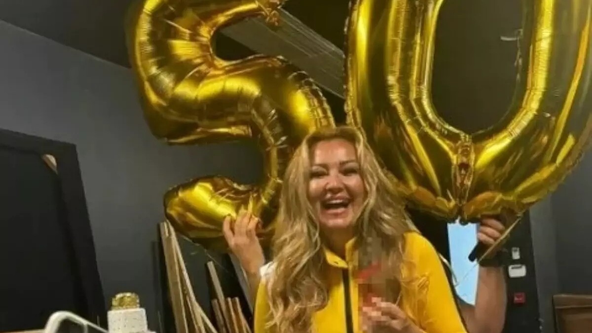 Pınar Altuğ 50. yaşını muhteşem partiyle sahnede kutladı, güzelliğiyle göz doldurdu