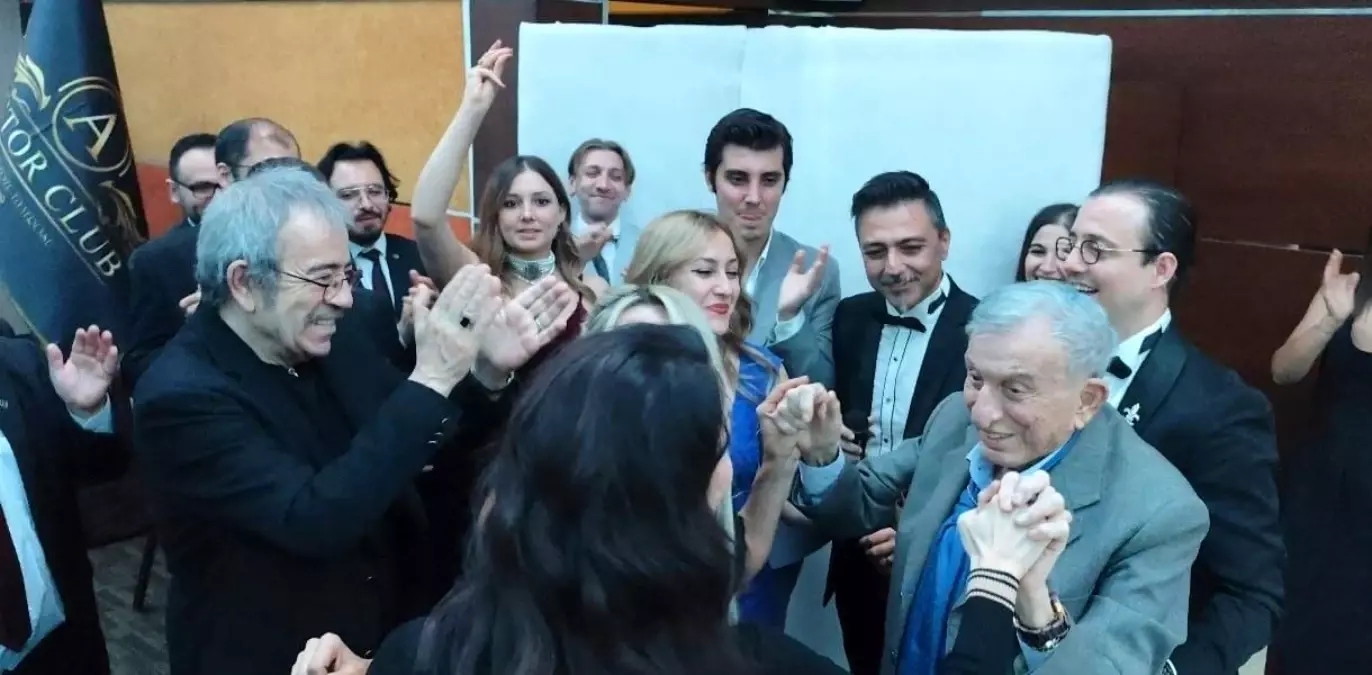 Sahne Tozu Tiyatrosu 20. Yılını İzmir'de Ünlü İsimlerle Kutladı
