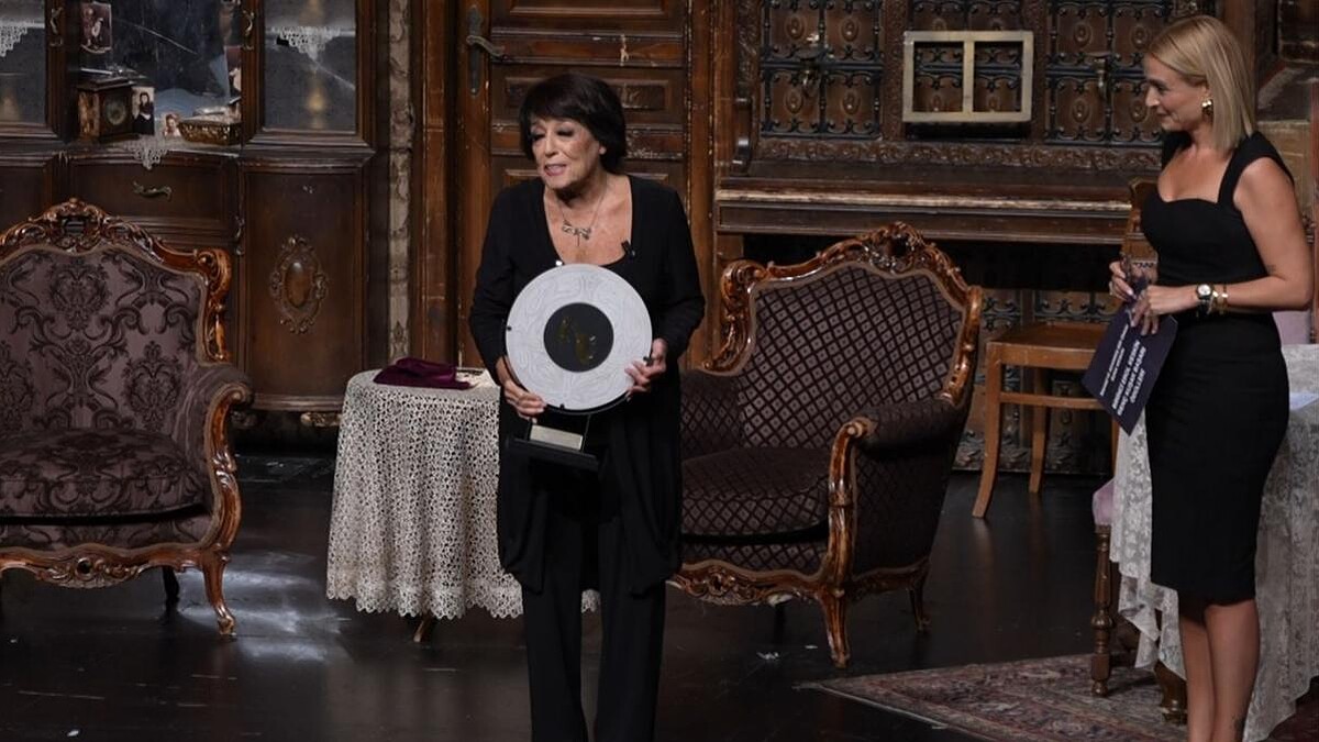 Suna Keskin, 60. Sanat Yılı Kutlamasını AKM’de Gerçekleştirdi!