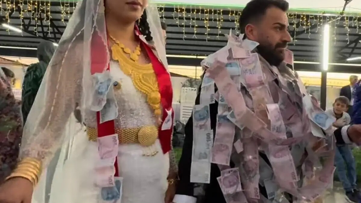 Van'da Aşiret Düğününde Dama 10 Milyon TL, Geline 4 Kilo Altın Takıldı