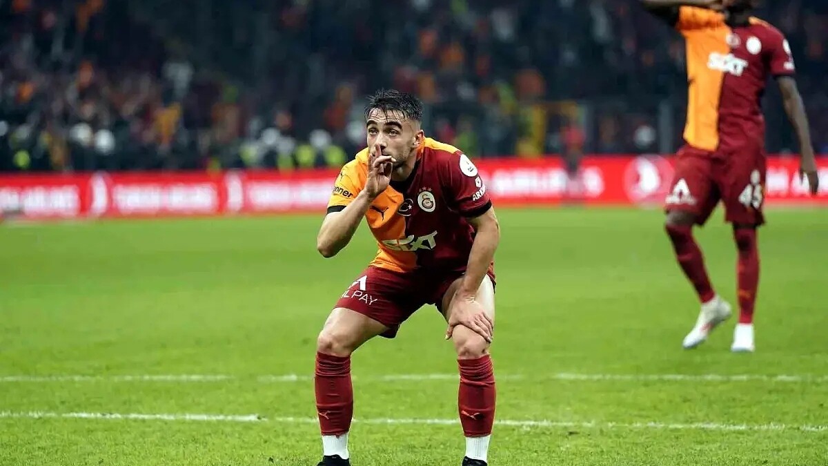 Yunus Akgün, Beşiktaş Derbisinde Galatasaray Taraftarına 3’lü Poz Vererek Kutladı