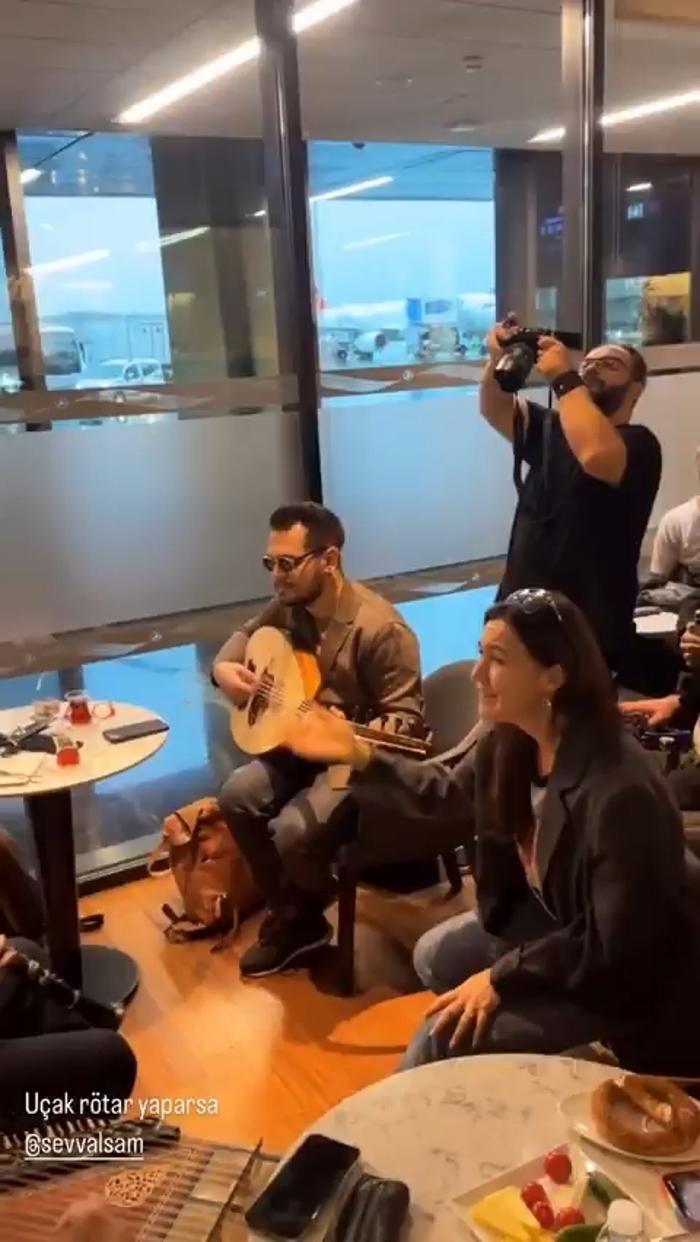 Havalimanında Bekleyen Yolculara Şevval Sam'dan Mini Konser Performansı